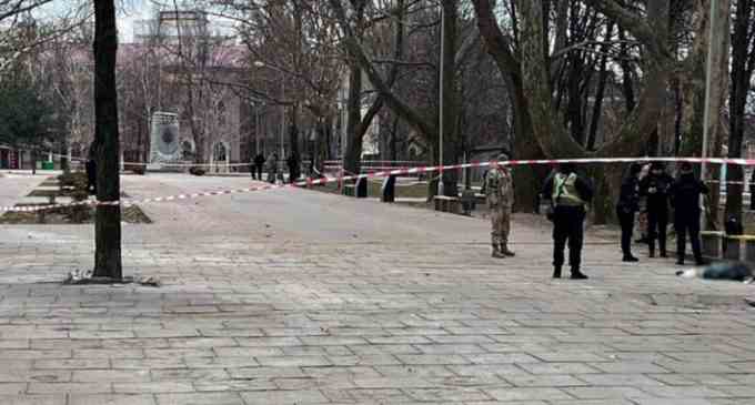 У Запоріжжі чоловік застрелив у сквері жінку та покінчив із собою