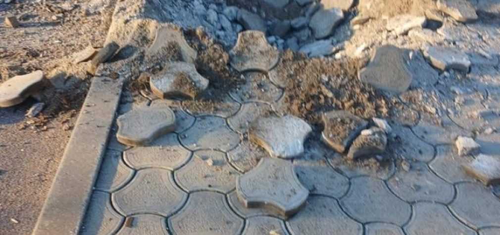 Російськими снарядами в Нікополі поранено жінку: поліцейські доставили постраждалу до лікарні