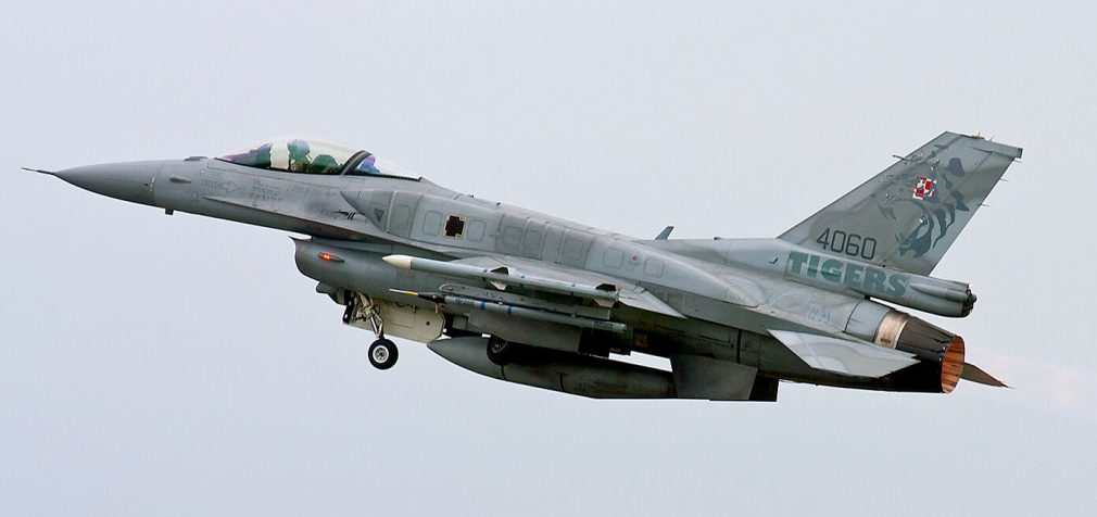 Польща підняла винищувачі F-16 через ракетну атаку РФ по Україні