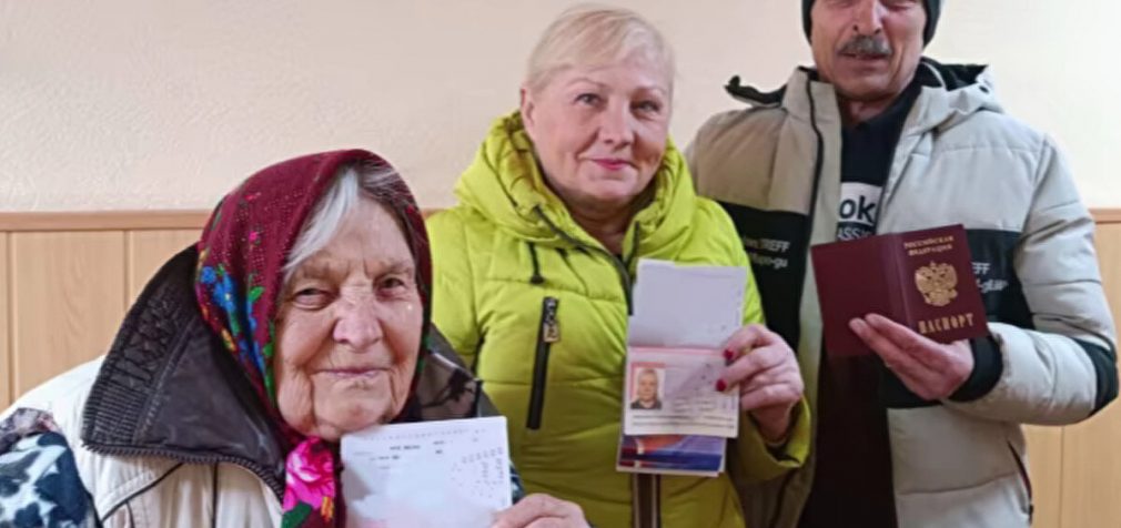 Окупанти вже роздають жителям Авдіївки російські паспорти