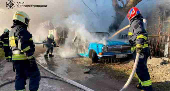 В АНД районі Дніпра зайнявся легковик: деталі