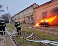 Надзвичайники Дніпра загасили палаючий легковик