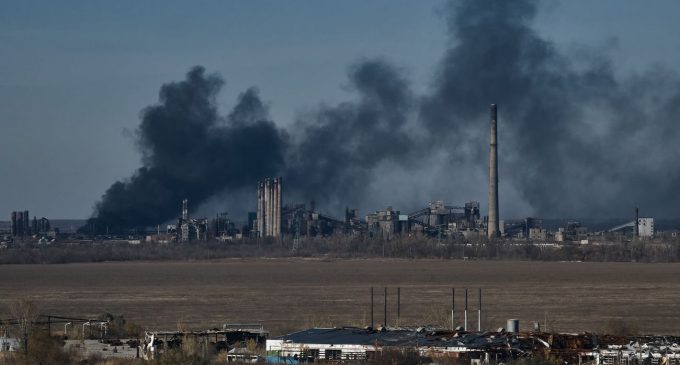 Росіяни застосовують в Авдіївці фосфорні снаряди, горять цистерни з мазутом (відео)