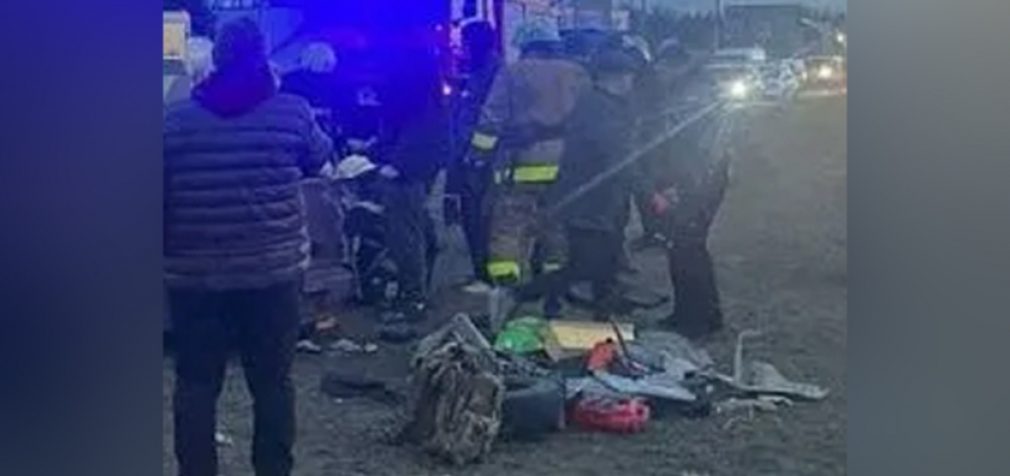 У Кам’янському водій Daewoo на швидкості влетів у бетонний стовп на мосту: постраждали двоє людей