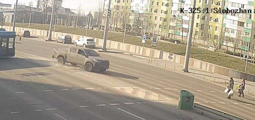 На Слобожанському проспекті у Дніпрі водій Toyota ледь не протаранив автобус та не збив пішоходів