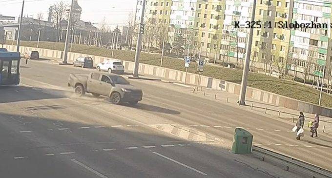 На Слобожанському проспекті у Дніпрі водій Toyota ледь не протаранив автобус та не збив пішоходів