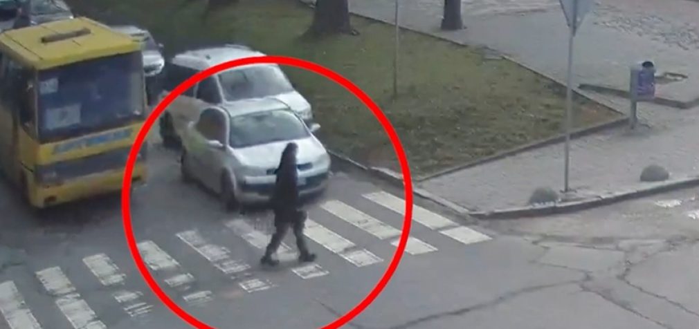 Ледь не збили пішохода на переході: у Дніпрі на Яворницького Volkswagen врізався у водія таксі