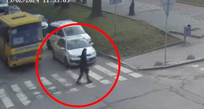 Ледь не збили пішохода на переході: у Дніпрі на Яворницького Volkswagen врізався у водія таксі