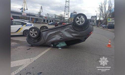 На Січеславській Набережній у Дніпрі Nissan зіткнувся з Toyota та перекинувся на дах: деталі