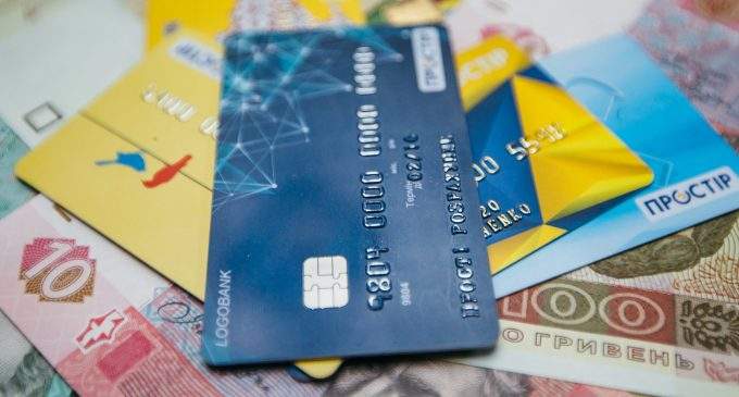 У Мінсоцполітики заперечили, що блокують картки, з яких не знімають пенсії