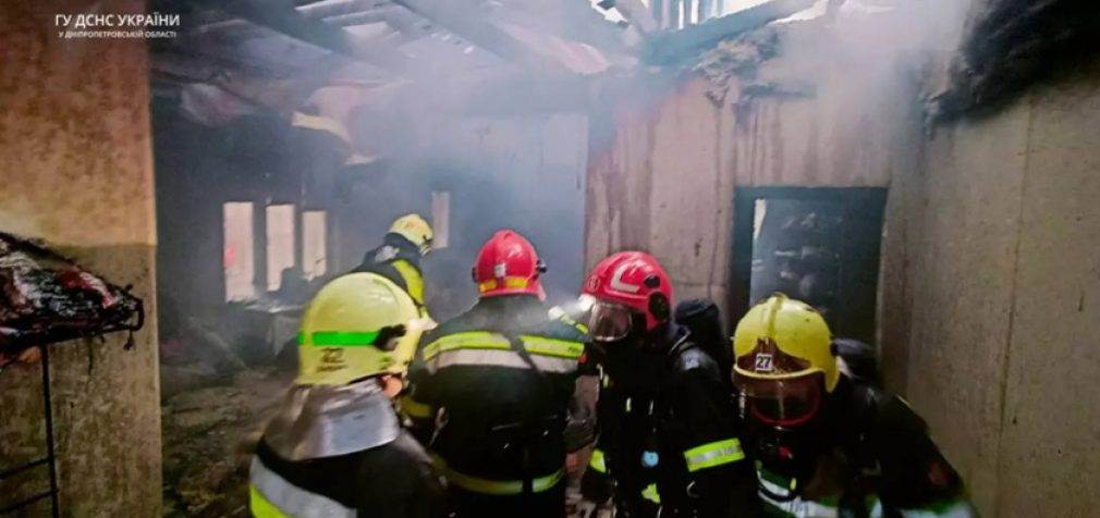 Площа пожежі склала 100 кв.м: павлоградські вогнеборці загасили палаючий двоповерховий будинок