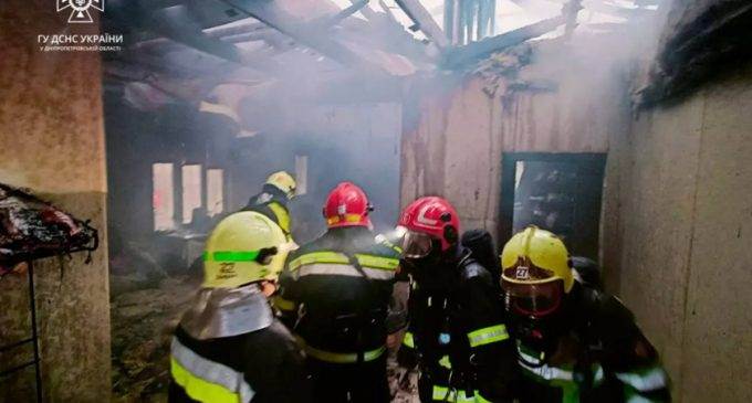 Площа пожежі склала 100 кв.м: павлоградські вогнеборці загасили палаючий двоповерховий будинок