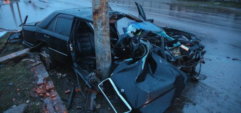 На вулиці Зимових Походів у Дніпрі водій Mercedes влетів в стовп: є постраждалі