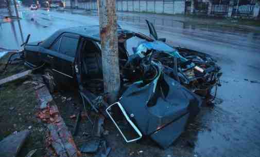 На вулиці Зимових Походів у Дніпрі водій Mercedes влетів в стовп: є постраждалі