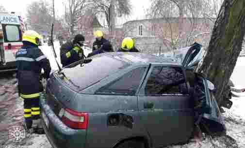 У Дніпровському районі рятувальники дістали загиблого пасажира та водія з понівеченого внаслідок ДТП автомобіля