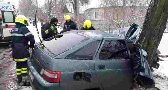 У Дніпровському районі рятувальники дістали загиблого пасажира та водія з понівеченого внаслідок ДТП автомобіля