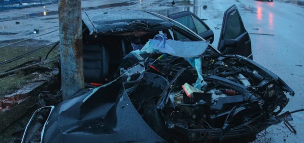 На вулиці Зимових Походів у Дніпрі Mercedes влетів в стовп: водій помер у лікарні