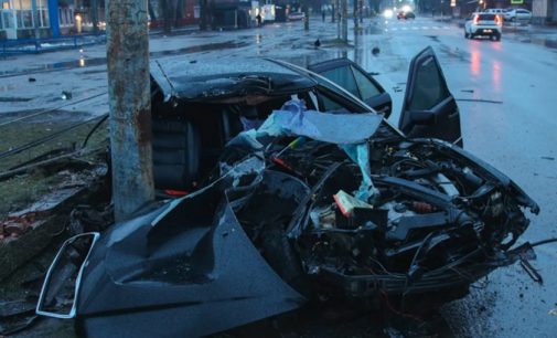 На вулиці Зимових Походів у Дніпрі Mercedes влетів в стовп: водій помер у лікарні