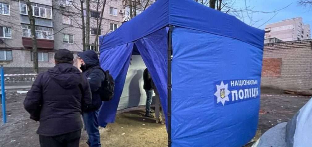 Два поверхи зруйновані вщент, є постраждалі: на місці влучання поліція розгорнула пункт прийому заяв від громадян