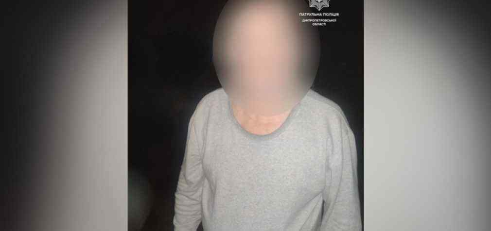 Патрульні Дніпра виявили посеред ночі дідуся, який загубився