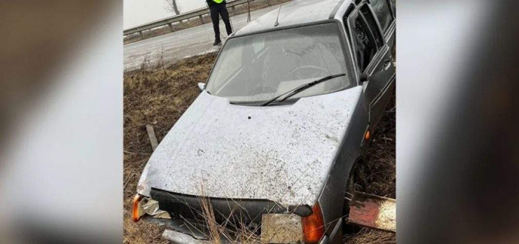 Відмовили гальма: на трасі М-30 у Дніпропетровській області ЗАЗ вилетів в кювет