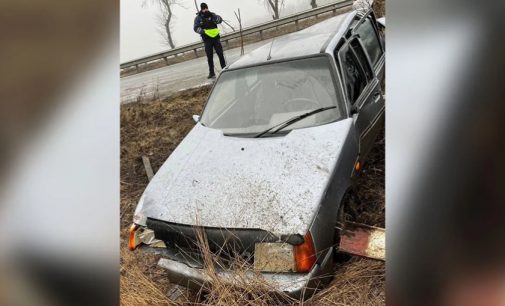 Відмовили гальма: на трасі М-30 у Дніпропетровській області ЗАЗ вилетів в кювет