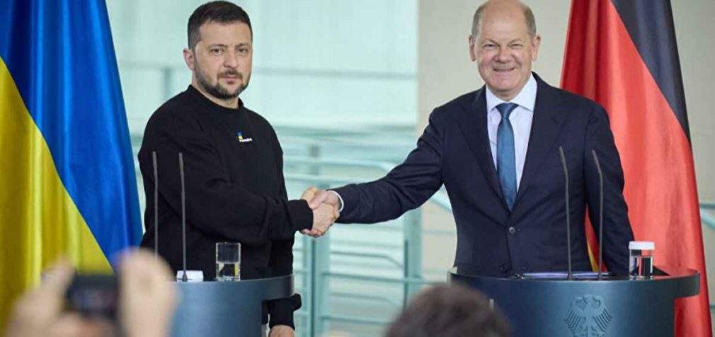 Зеленський підписав з Шольцем угоду про “гарантії безпеки”