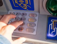 Українці у 2023 року збільшили оплату картками на понад 40%