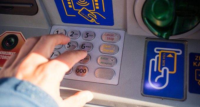 Українці у 2023 року збільшили оплату картками на понад 40%
