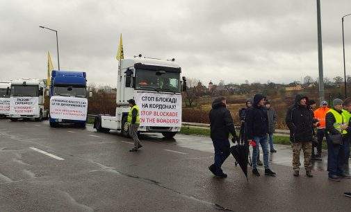 Українські перевізники протестують на польському кордоні у відповідь на блокаду