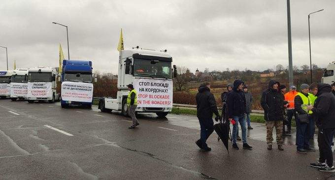 Українські перевізники протестують на польському кордоні у відповідь на блокаду