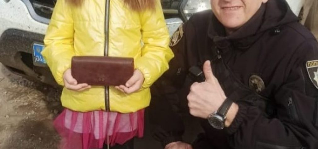 У Кам’янському районі поліцейський допоміг дівчинці повернути власниці загублений гаманець
