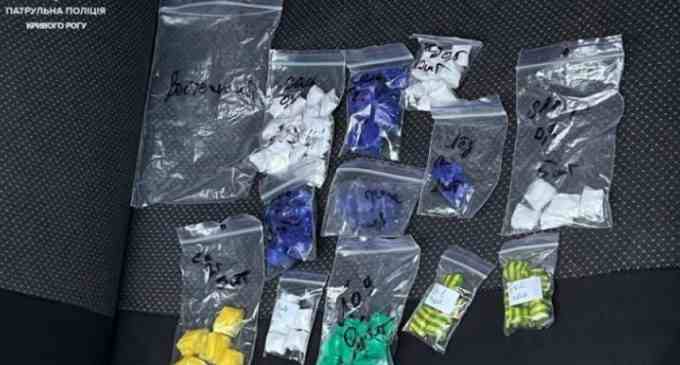 Майже дві сотні: патрульні Кривого Рогу виявили 180 фрагментів із речовинами, схожими на наркотичні