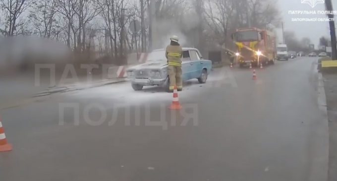 Допомога там, де потрібна: патрульні Запоріжжя оперативно ліквідували загоряння автомобіля