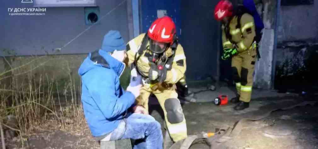 У Синельниковому на пожежі вогнеборці врятували чоловіка