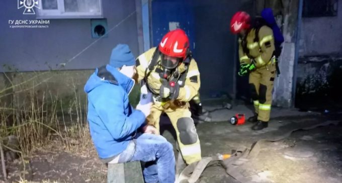 У Синельниковому на пожежі вогнеборці врятували чоловіка