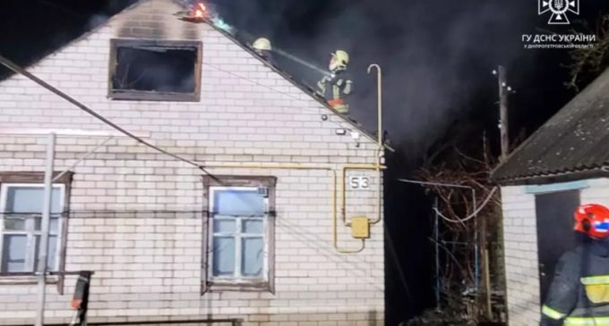Існувала загроза поширення на житлові приміщення: у Синельниківському районі вночі спалахнув житловий будинок
