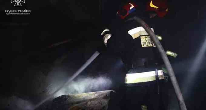 Площа загорання склала 400 кв.м: у Дніпрі рятувальники ліквідували пожежу на території складських приміщень (ВІДЕО)
