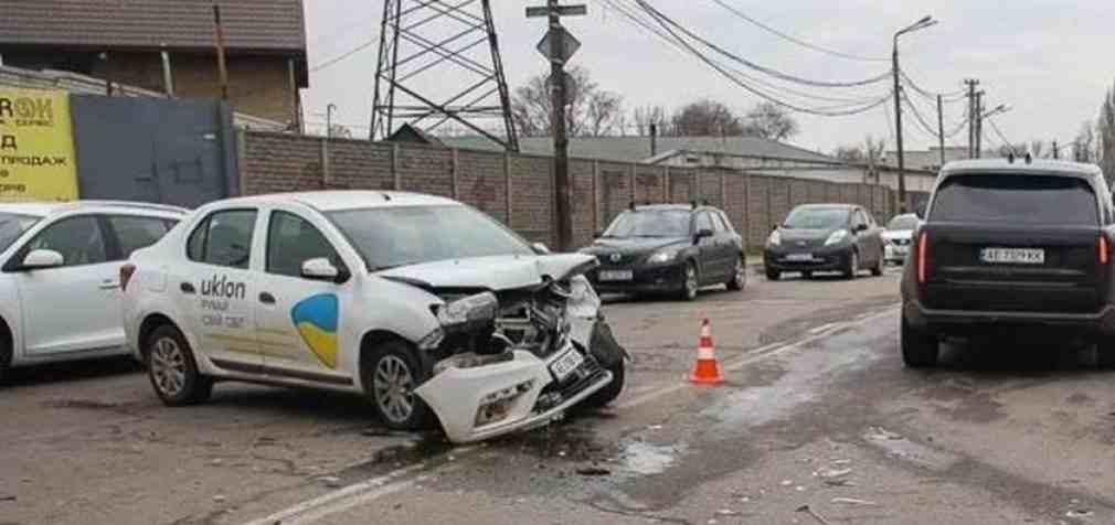 У Дніпрі водій служби таксі Uklon зіткнувся з Kia: деталі ДТП