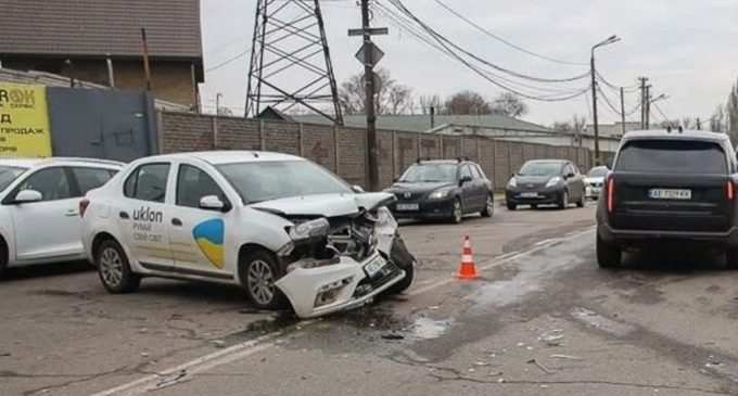 У Дніпрі водій служби таксі Uklon зіткнувся з Kia: деталі ДТП