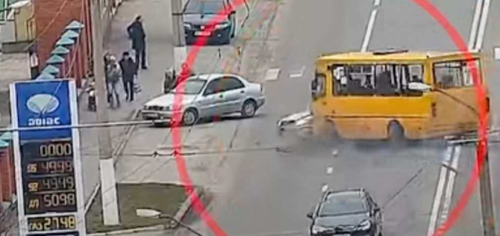 На вулиці Марії Лисиченко у Дніпрі зіштовхнулись Skoda та автобус №107: деталі