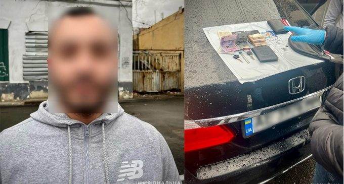 Вирвав з рук сумку з грошима: Поліцейські Дніпра менш ніж за годину затримали підозрюваного у пограбуванні