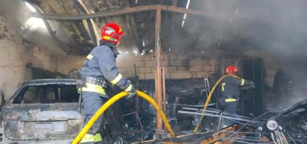 Рятувальники Дніпра ліквідували займання в гаражі з легковим автомобілем всередині