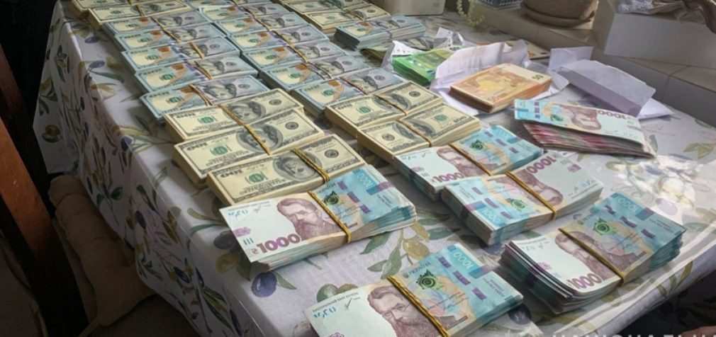 Заробили понад 1 200 000 доларів на ухилянтах: у Запоріжжі викрили корумпованих посадовців МСЕК