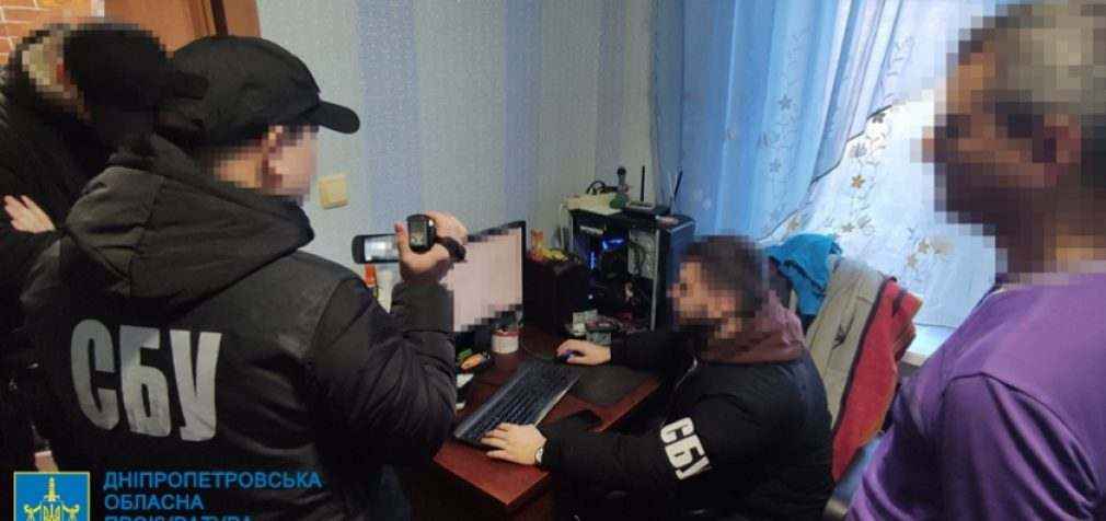 Публічно закликали до зміни меж території України та виправдовували збройну агресію рф — підозрюється двоє жителів Дніпропетровщини