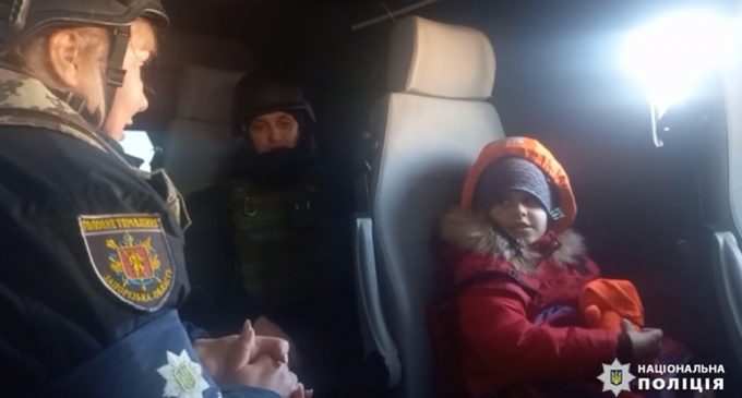 «Виїжджаємо, бо лишатися небезпечно»: запорізькі поліцейські евакуювали дитину з прифронтового Приморського