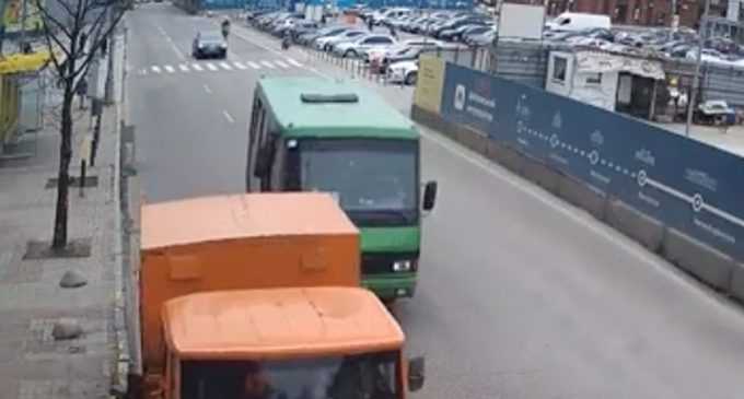У центрі Дніпра автобус №113 врізався у вантажний Mercedes: подробиці