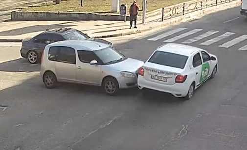 На проспекті Яворницького у Дніпрі водій служби таксі Bolt спровокував ДТП: деталі