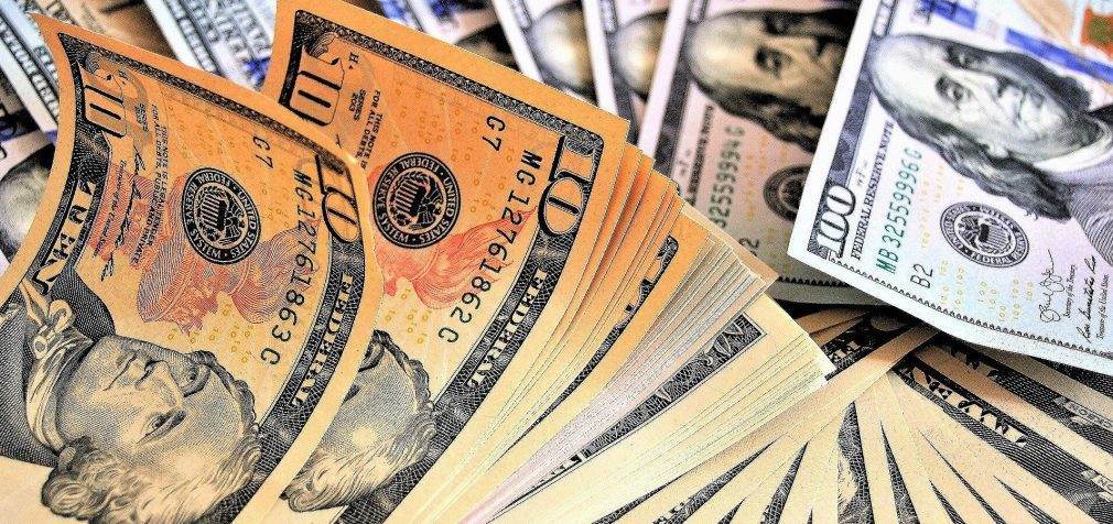 Українці у лютому скоротили купівлю доларів у банках на 25% – НБУ