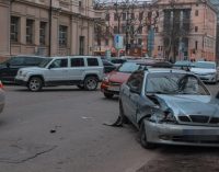 На вулиці Воскресенській у Дніпрі зіткнулися Jeep та Daewoo Lanos: подробиці ДТП
